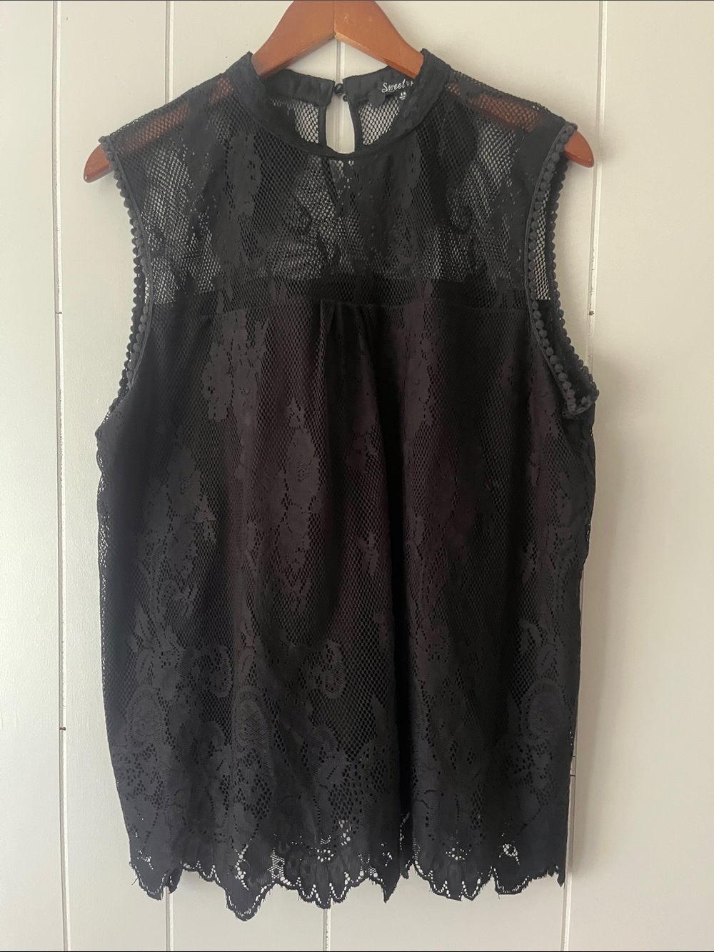 Sussan Black Lace Sleeveless Camisole
